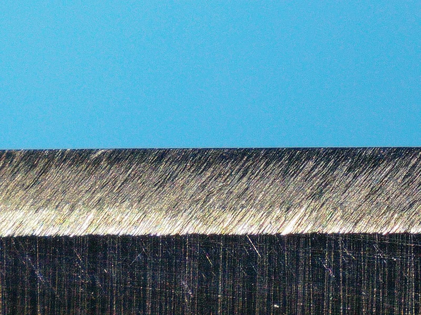 Cutting edge after honing with the WAVE Premium 3000-grit ceramic rod