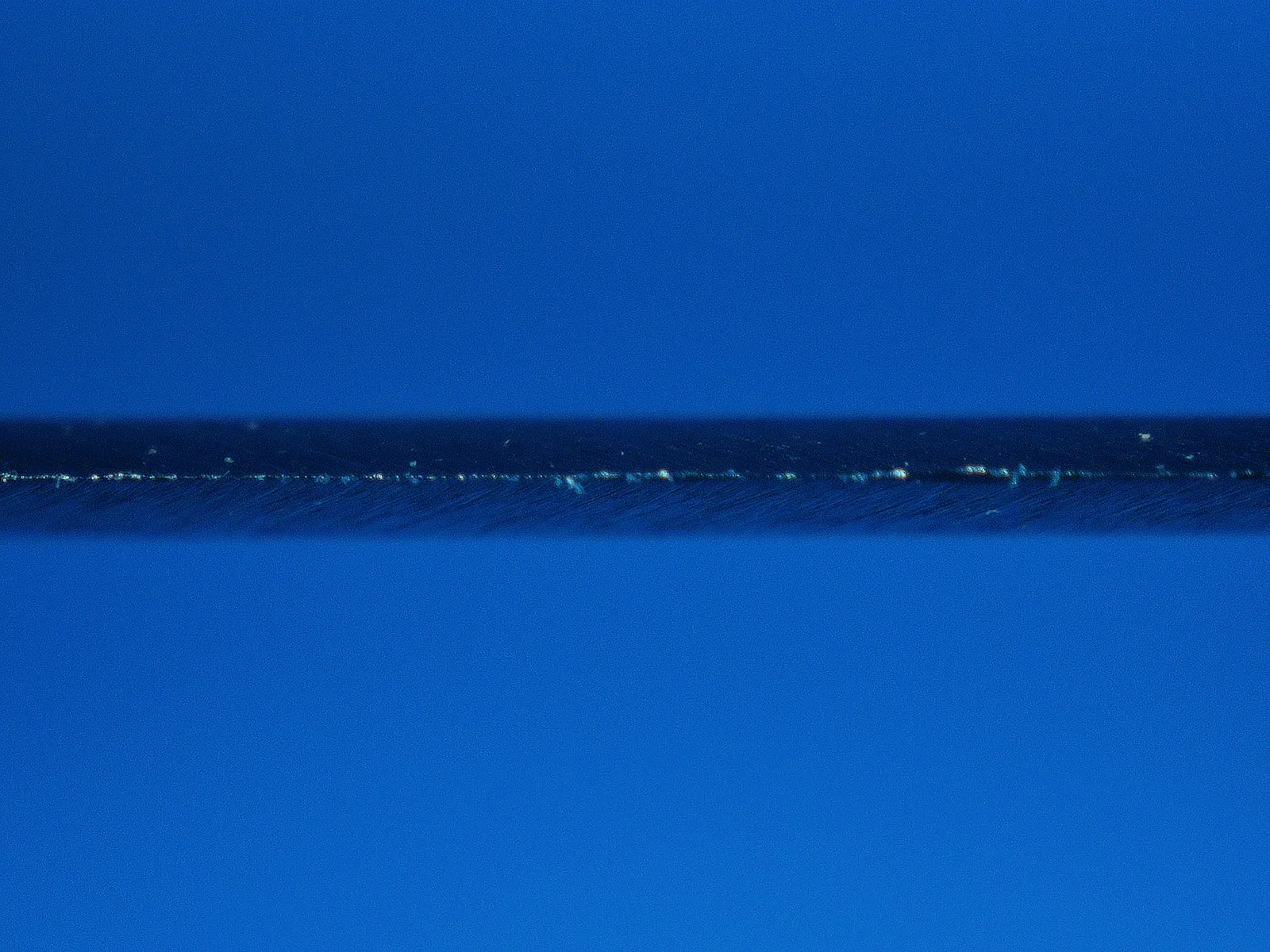 Cutting edge with bright spots indicating dull areas